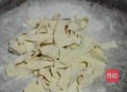 洋葱炒宽面的做法图解8