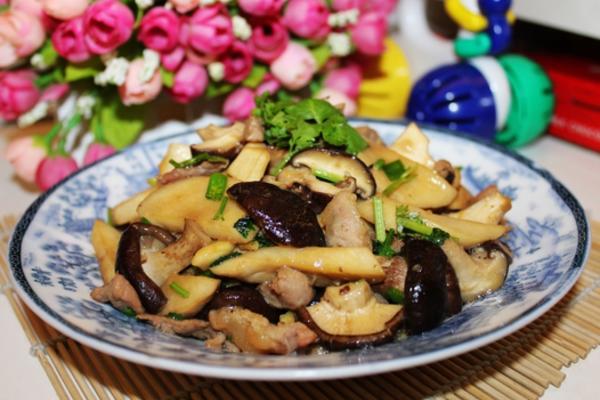 肉片炒双菇