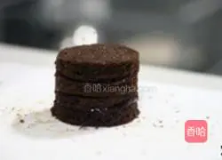 巧克力五瓣花蛋糕的做法图解2