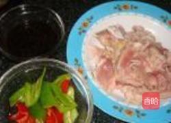 辣椒炒猪利的做法图解1