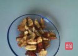 红枣枸杞小米粥的做法图解2