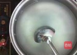 皮蛋瘦肉粥的做法图解1