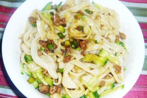 肉丁蒜苗炸酱面