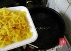 鲔鱼蝴蝶面的做法图解2