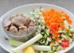 槐花肉末饼的做法图解1