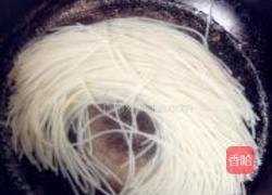 牛肉生菜炒米粉的做法图解2