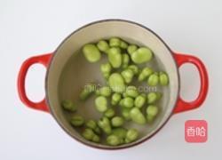 蚕豆烧鸡肉的做法图解1