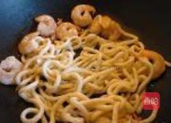 虾仁秋葵炒乌冬的做法图解7