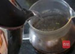 龟苓膏红茶蜂蜜饮的做法图解2