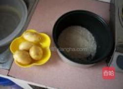 土豆焖饭的做法图解1