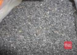 黑芝麻核桃黑豆糊的做法图解1