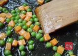 菠萝虾仁炒饭的做法图解4