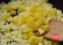 菠萝虾仁炒饭的做法图解6