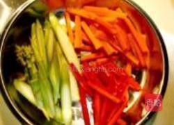 绿酱虾球螺丝面的做法图解2