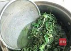 荠菜猪肉水饺的做法图解2
