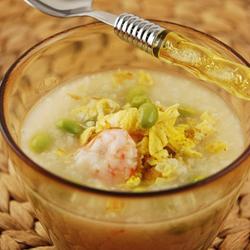 毛豆蛋饼鲜虾粥的做法[图]