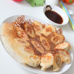 蒜黄鲜肉冰花煎饺的做法[图]