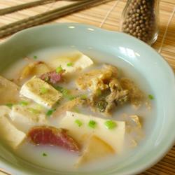 咸肉河蚌豆腐汤的做法[图]