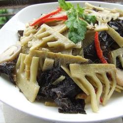 草菇黑木耳炒笋片的做法[图]