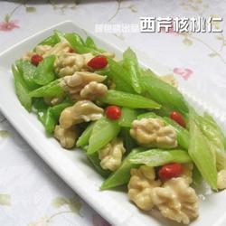 西芹核桃仁的做法[图]