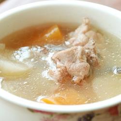 胡萝卜淮山排骨汤的做法[图]