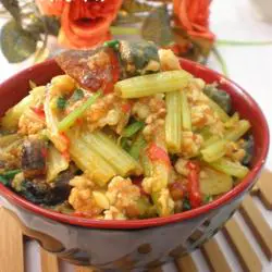 芹菜肉末炒皮蛋的做法[图]