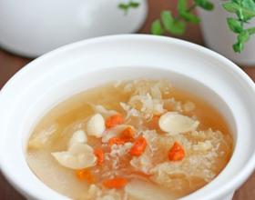 川贝银耳百合枸杞炖雪梨