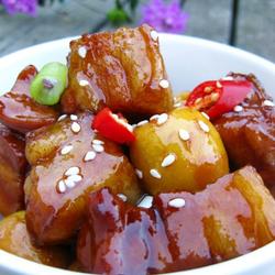 红烧肉炖鹌鹑蛋的做法[图]