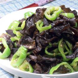尖椒炒木耳的做法[图]
