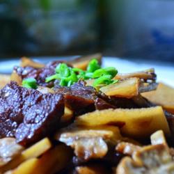 牛肉片炒春笋蘑菇的做法[图]