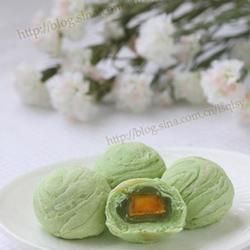 翡翠莲蓉蛋黄酥的做法[图]