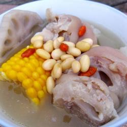 玉米莲藕炖猪手的做法[图]