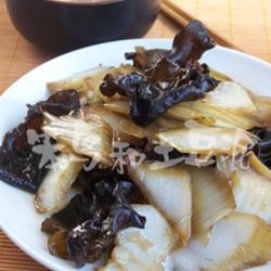 白菜帮炒木耳的做法[图]