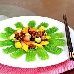 红枣草菇伴苦瓜的做法[图]