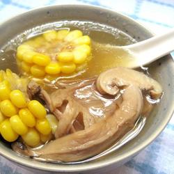 松茸菌玉米大骨汤的做法[图]