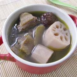 莲藕煲鸭汤的做法[图]
