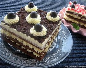 石榴籽装饰巧克力蛋糕