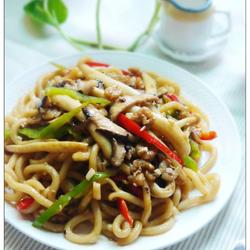 虾干鲜菇炒乌冬面的做法[图]