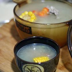 胡萝卜玉米棒骨汤的做法[图]