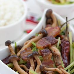 干锅腊肉蟹味菇的做法[图]