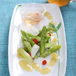 鸡汤鲜炒芦笋的做法[图]