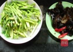 蒜苗炒黑木耳的做法图解1