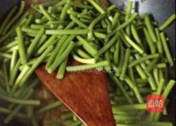 五花肉炒蒜薹的做法图解4