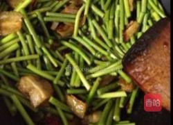 五花肉炒蒜薹的做法图解5