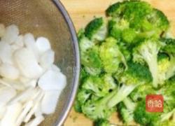 清热润肺西兰花炒荸荠的做法图解1