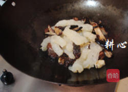 猪脚筋排骨焖香菇的做法图解9