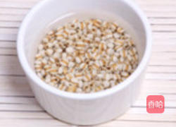 清鸡汤薏米鸽蛋的做法图解1