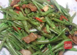 蒜香豆豉空心菜梗炒猪油渣的做法图解1