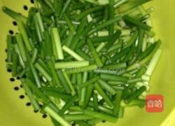肉丝炒蒜薹的做法图解1