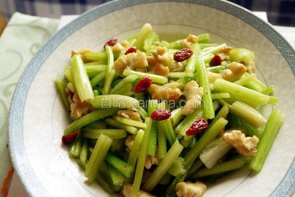 桃仁枸杞炒芹菜